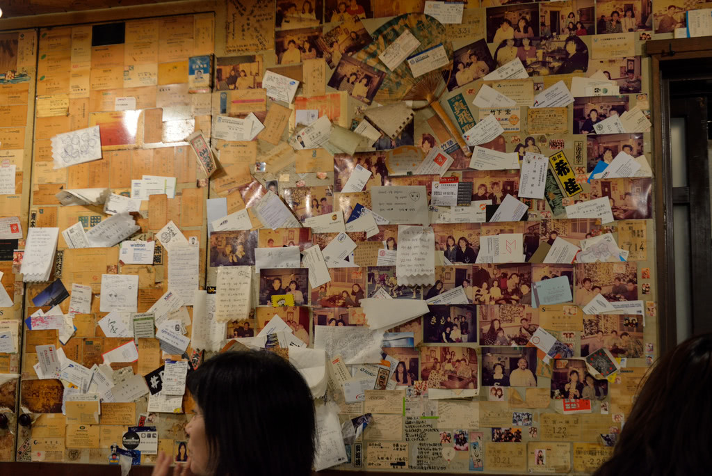 牆上貼滿照片和名片